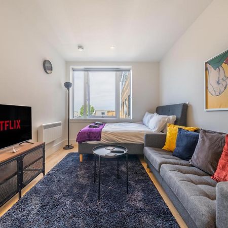 Cozy Apartments - Free Wifi And Parking Onsite Feltham Esterno foto
