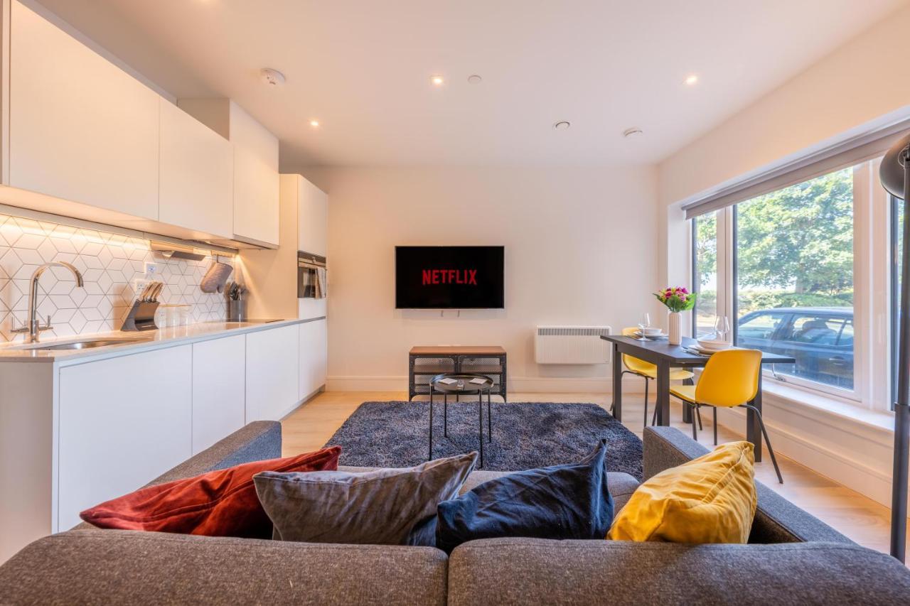 Cozy Apartments - Free Wifi And Parking Onsite Feltham Esterno foto