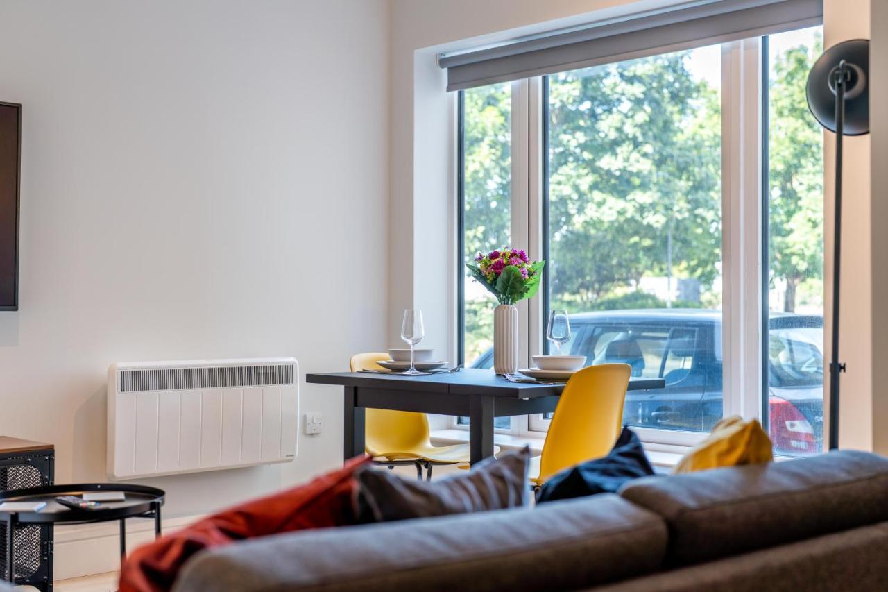 Cozy Apartments - Free Wifi And Parking Onsite Feltham Esterno foto
